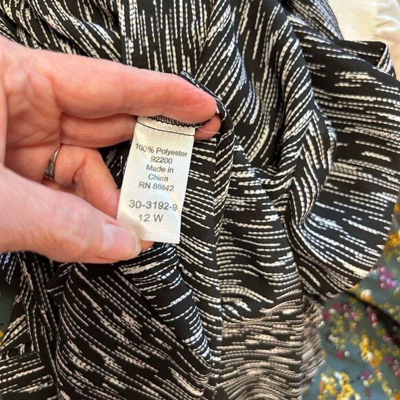 NWT 12W black white patterned long sleeve top v neck hemmed wrists - Picture 4 of 6